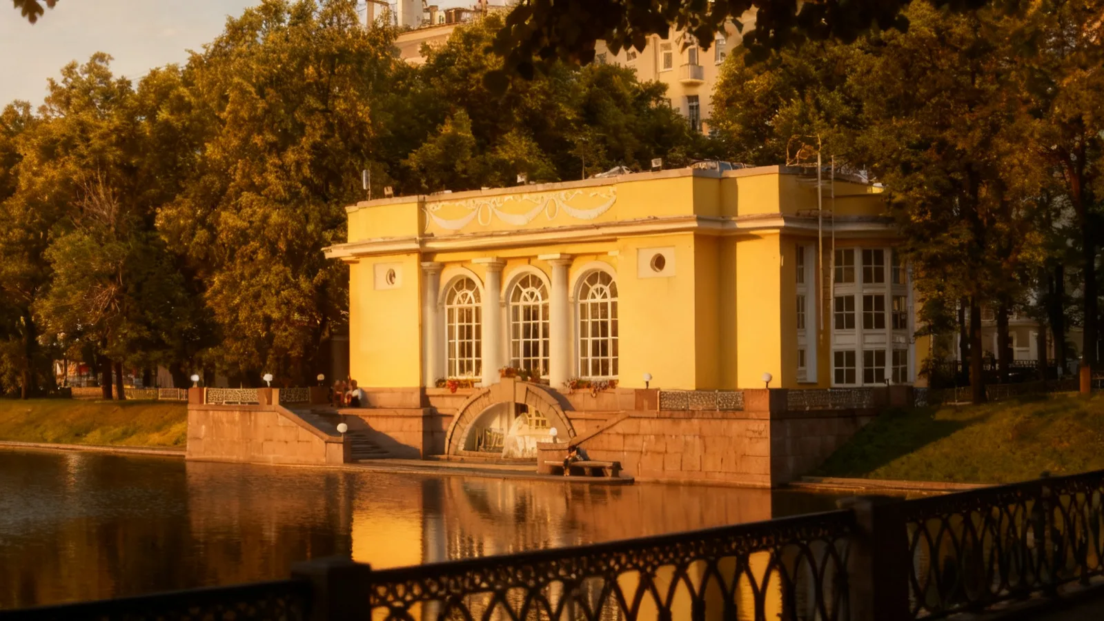 Патриаршие пруды в Москве, вид на пруд и набережную